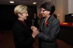 Nationalrätin Gabi Huber (links) gratuliert der neu gewählten Regierungsrätin Barbara Bär. (Bild: Urs Hanhart / Neue UZ)