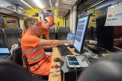 Beobachten, diskutieren. (Bild: Alptransit Video)