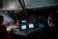 Zwei Fachleute steuern und überwachen eine Testfahrt. (Bild: PD/Maurus Huwyler)