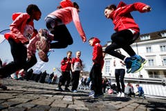 kinder und Erwachsene laufen durch die Zuger Altstadt, beobachtet von Hunderten Zuschauern. (Bild: Stefan Kaiser (Zuger Zeitung))