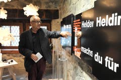 Paul Arnold führte durch die neu konzipierte Ausstellung. (Bild: Urs Hanhart (Neue UZ))
