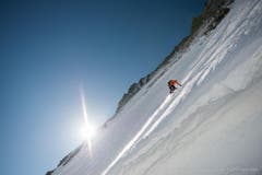 Am 22. April 2015 durchsteigt Dani Arnold die Matterhorn Nordwand in der neuen Rekordzeit von 1 Stunde und 46 Minuten... (Bild: Christian Gisi)