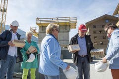 Nachdem die Baubewilligung Anfang September vorlag begann der Generalunternehmer, die Strüby Holzbau AG von Seewen, unmittelbar mit den Vorbereitungsarbeiten, welche jetzt mit dem Baustart in die intensivste Phase übergeleitet wurden. (Bild: Keystone)