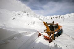 Auf dem Gotthardpass herrscht noch tiefer Winter. (Die folgenden Bilder stammen vom 29. April). (Bild: Keystone)