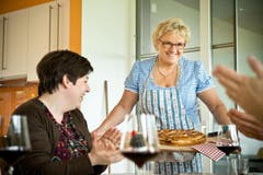 Der feritige Kuchen wird serviert. (Bild: Dominik Wunerli / Neue LZ)