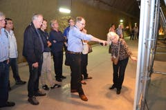 Ueli Kaltenrieder (Leiter Lesermarkt) hat auf der Infotafel etwas Spannendes entdeckt (Bild: Antonio Russo)