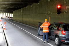 Ein Mitarbeiter des Astra in der gesperrten Galerie. (Bild: Keystone / Urs Flüeler)