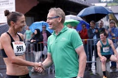 Der Aegeriseelauf mit vielen Teilnehmern im Bild die schnellste Frau Susanne Rüegger aus Cham mit Ok Präsident Bruno Schuler. (Bild: Werner Schelbert (Neue ZZ))