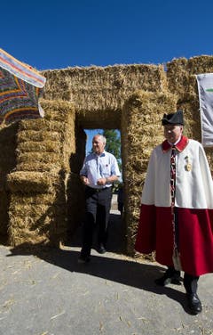 Bundesrat Johann Schneider- Ammann besucht am 1. August den Birkenhof in Sörenberg, um am 1. Augustbrunch teilzunehmen. Die Familie Schnider begrüsst den Bundesrat vor der Kulisse des Schratten. (Bild: Keystone)