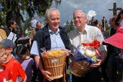 Köbi Kuhn, ehemaliger Trainer der Schweizer Fussballnationalmannschaft, und der ehemalige Bundesrat Christoph Blocher werden auf dem Stein im geografischen Mittelpunkt der Schweiz eingetragen. (Bild: Neue OZ / Josef Reinhard)