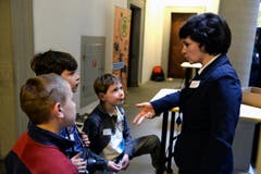 v.l, Matia Radollovic, Alessio Piccioniund und Marvin Piccioni, im Gespräch mit Michèle Bucher. (Bild: Nadia Schärli (Neue LZ))