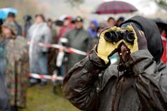 Die Punkte lassen sich mit dem Feldstecher einfacher ablesen, vor allem wenn es auf 300 Meter geht. (Bild: Keystone)