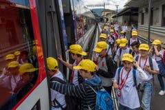 Derweil: Schüler steigen in den Zug. (Bild: Keystone / Carlo Reguzzi)