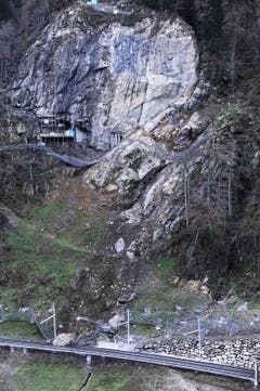 Oberhalb der Abbruchstelle waren Felssicherungsarbeiten im Gang. (Bild: Urs Hanhart/Neue UZ)