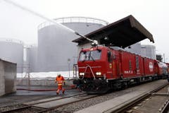 Auch die SBB sind mit ihrer Betriebswehr im Einsatz. (Bild: Werner Schelbert)