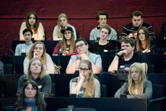 Die Jungpolitiker vollziehen den dramaturgischen Bogen der Rede nach. (Bild: Pius Amrein / Neue LZ)