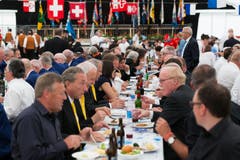 Im Festzelt nehmen die Chormitglieder das Mittagessen ein. (Bild: Roger Zbinden (Neue NZ))
