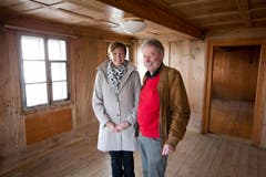 Petra Wey-Hofstetter, Präsidentin Pflegschaft und Stiftung pro Heiligkreuz, und Architekt Benno Baumeler im Wohnzimmer des Pächterhauses. (Bild: Manuela Jans-Koch/Neue LZ)