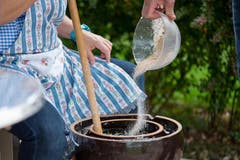 Das Sauerkraut wird zubereitet. (Bild: Dominik Wunerli / Neue LZ)