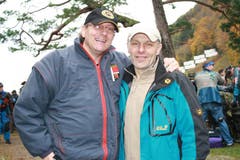 Max Guggisberg (links) und Martin Kneubühler aus Bern unterstützen die Schützen der Berner Stadtschützen. (Bild: Irene Infanger / Neue SZ)