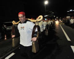 Mit viel Getöse zogen Sie am 5. Januar durchs Dorf. (Bild: Urs Hanhart / Neue UZ)