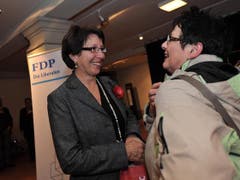 Die neue gewählte Regierungsrätin Barbara Bär (links) konnte unzählige Gratulationen entgegen nehmen. (Bild: Urs Hanhart / Neue UZ)