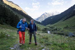 Der Urner Ständerat Isidor Baumann (rechts) und SBB-CEO Andreas Meyer diskutieren angeregt. (Bild: Keystone / Alexandra Wey)
