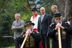 25 Jahre Weg der Schweiz. Mit dabei auf dem Rütli waren der Schwyzer Landammann Andreas Barraud, Bundesrat Alain Berset und der Urner Ständerat Josef Dittli (von links). (Bild: Keystone / Urs Flüeler)