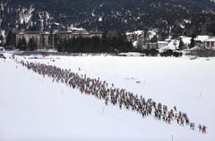 Engadin Skimarathon: Flugaufnahme Marathonschlange (Bild: Swiss Image / Remy Steinegger)