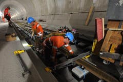 Arbeiter bereiten die Fahrbahn für das Betonieren vor. (Bild: Urs Hanhart/Neue UZ)