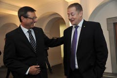 Die neu Gewählten gratulieren sich zur Wahl: Ständerat Josef Dittli (links) und Nationalrat Beat Arnold. (Bild: Urs Hanhart)