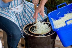 Das Sauerkraut wird zubereitet. (Bild: Dominik Wunerli / Neue LZ)