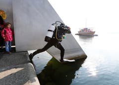 Der Sprung ins Wasser: Ein Kürzest-Arbeitsweg. (Bild: Stefan Kaiser / ZZ)