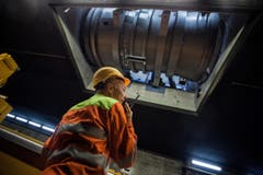 Stephan Kieliger, Verantwortlicher für die Revisionsarbeiten, beobachtet den Abtransport eines Lüftrades. (Bild: Keystone)