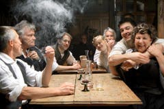Schmauchen wie zu Grossvaters Zeiten. Für eine Reenactment-Szene machten Karin und Stefan Truschner vom Hotel Posthaus Urigen eine Ausnahme für den «Danioth»-Film. Unsere Statisten durften im Wirtshaus rauchen. Die Dreharbeiten zogen sich bis weit nach Mitternacht hin. Es war der aufwendigste Dreh des Films. Wir mussten zuerst in einem Tonstudio in Winterthur ein Playback erstellen. Auf dem Set waren dann rund vierzig Urner Statistinnen und Statisten unentgeltlich im Einsatz. (Bild: Frank Messmer)