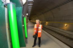 Hier gehts lang: Gottardino-Lotse vor einem der Zugänge des Seitenstollens. (Bild: Antonio Russo)