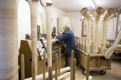 Höchste Präzision ist gefragt: Josef Stocker stellt die Fräsmaschine in seiner Krienser Werkstatt ein. (Bild: Manuela Jans/Neue LZ)