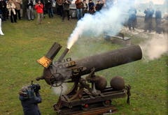 Anlässlich der Ausstellung «Luginbühls» 2008 auf dem Landberg oberhalb von Sarnen schiesst Feuer und Rauch aus der monumentalen Kanone von Bernhard Luginbühl. (Bild: Neue OZ / Josef Reinhard)