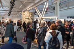 Die Design-Ausstellung war gut besucht. (Bild: Christian H.Hildebrand, Neue ZZ)