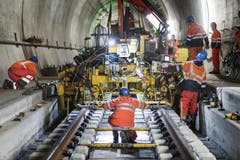 29. Oktober 2014: Einbau der Schienen in der Oströhre. (Bild: Keystone)
