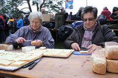Käthi Biral und Rösli Marti streichen seit 20 Jahren Brote auf dem Rütli für die Schützen und Schlachtenbummler. (Bild: Irene Infanger / Neue SZ)