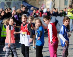 kinder und Erwachsene laufen durch die Zuger Altstadt, beobachtet von Hunderten Zuschauern. (Bild: Stefan Kaiser (Zuger Zeitung))