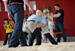 Vincenzo Martoccia, rechts, und Dario Botta beim Greifen. (Bild: Corinne Glanzmann / Neue LZ)