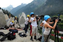Medienschaffende positionieren ihre Kameras. (Bild: Nadia Schärli/Neue LZ)