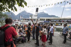Bundespräsident Didier Burkhalter mit Jugendlichen der Stiftung für junge Auslandschweizer bei der Tellsplatte am Freitag, 1. August 2014. (Bild: Keystone)