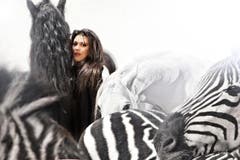 Géraldine Katharina Knie fasziniert mit ihrer schwarz-weissen Freiheitsdressur - einem Ensemble von Zebras, Vollblutaraber- und Friesenhengsten. (Bild: PD)