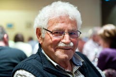 Radi Röösli (69) aus Hildisrieden: «Mit diesen Karten ist ein Stich so viel wert wie ein Match.» (Bild: Boris Bürgisser / Neue LZ)