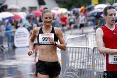 Der Aegeriseelauf mit vielen Teilnehmern im Bild die schnellste Frau Susanne Rüegger aus Cham. (Bild: Werner Schelbert (Neue ZZ))