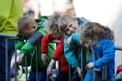 kinder und Erwachsene laufen durch die Zuger Altstadt, beobachtet von Hunderten Zuschauern. (Bild: Stefan Kaiser (Zuger Zeitung))