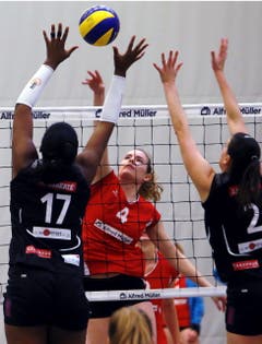... doch der Ball prallt an der Abwehr um Fribourg ab. (Bild: Werner Schelbert / Neue ZZ)